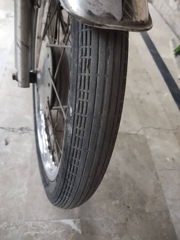 Honda 125 in lush condition 10