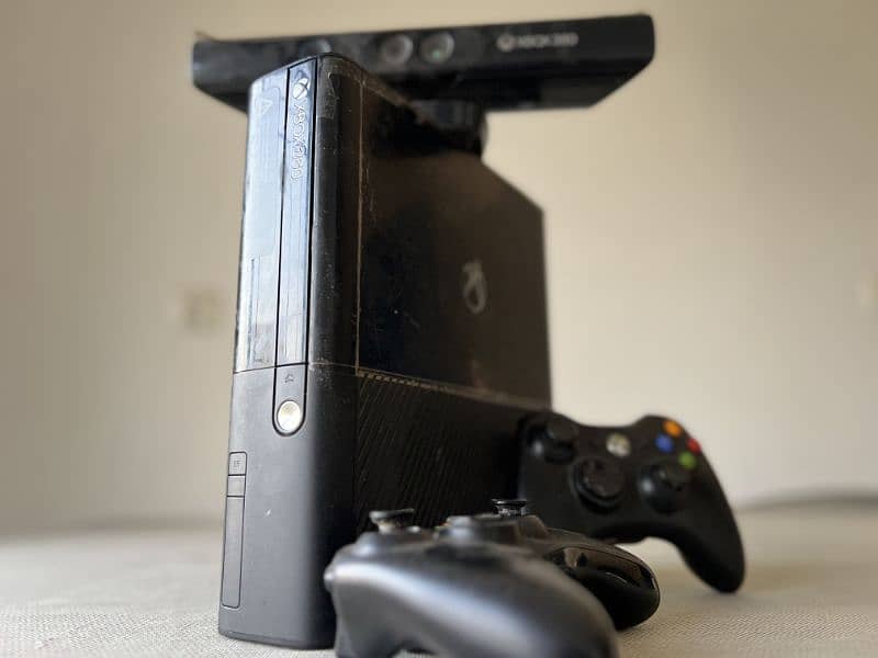 Xbox 360E original | 500GB with games | 2 controllers | kinect sensor 0