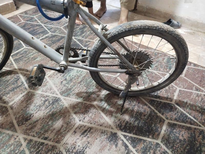 cycle purani or mazboot hai 1
