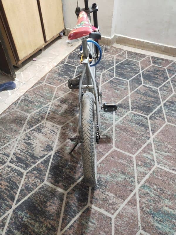 cycle purani or mazboot hai 2