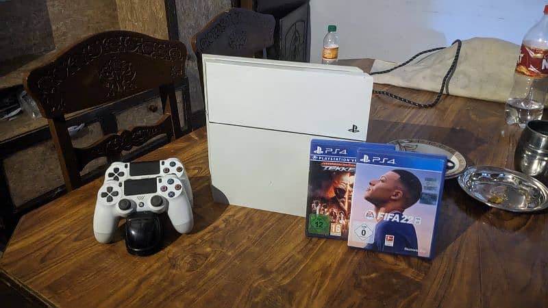 ps4 Glacier white with 2 controllers 0