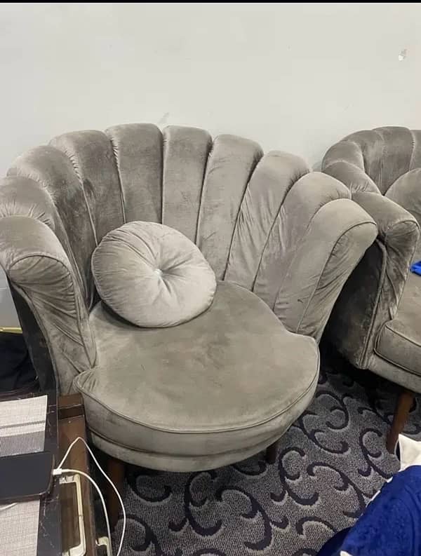 2 single sofa’s 0