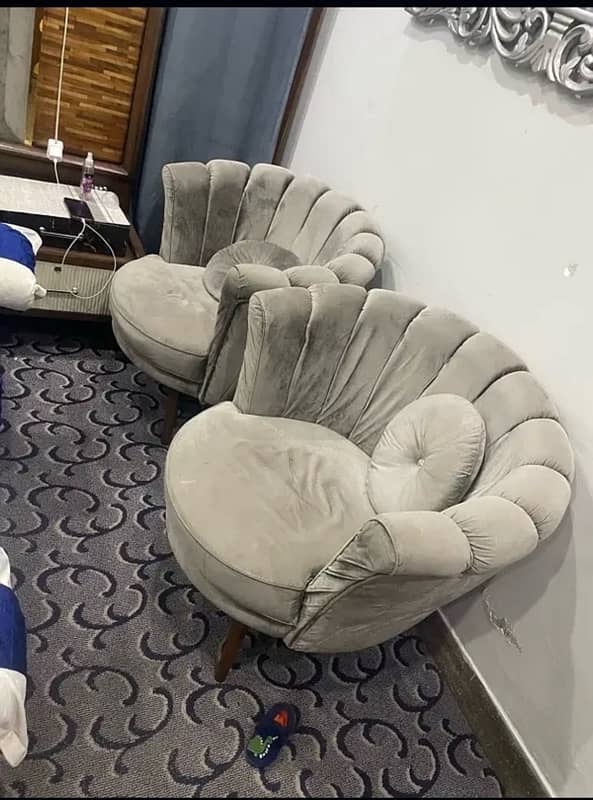 2 single sofa’s 1