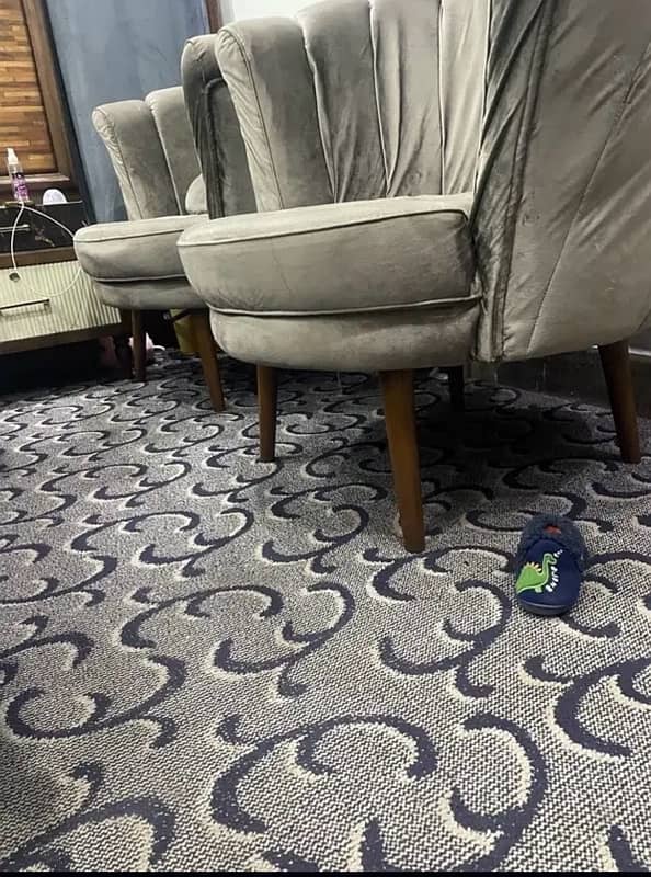 2 single sofa’s 3