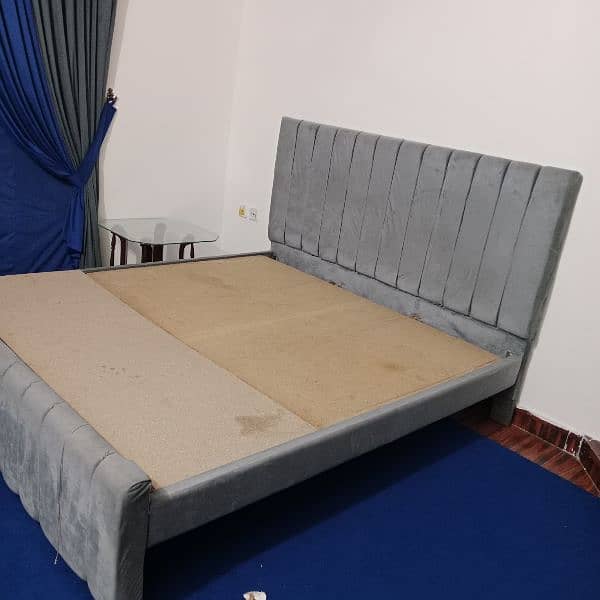 bed in gd condition used only 3motnhs without side tables 0
