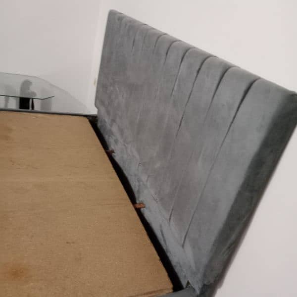 bed in gd condition used only 3motnhs without side tables 2