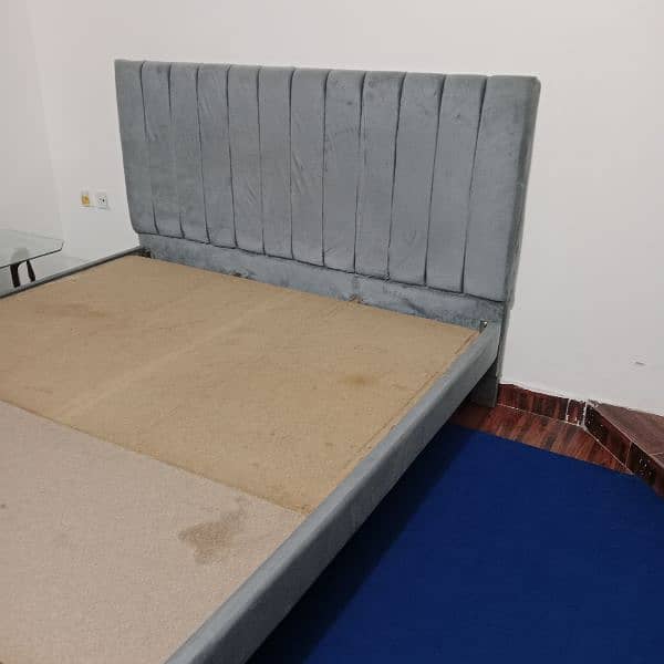 bed in gd condition used only 3motnhs without side tables 3