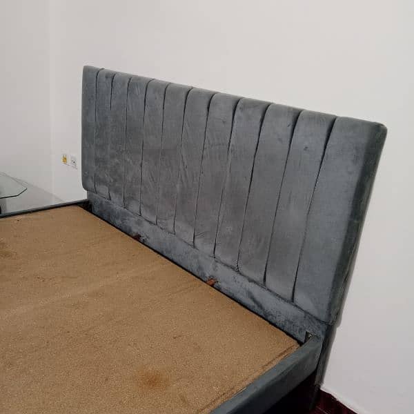 bed in gd condition used only 3motnhs without side tables 4