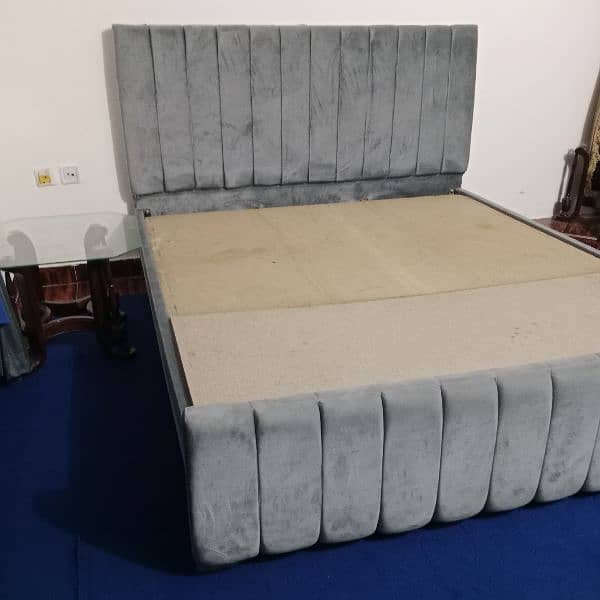 bed in gd condition used only 3motnhs without side tables 5