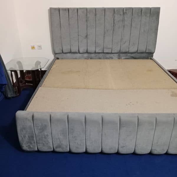 bed in gd condition used only 3motnhs without side tables 6