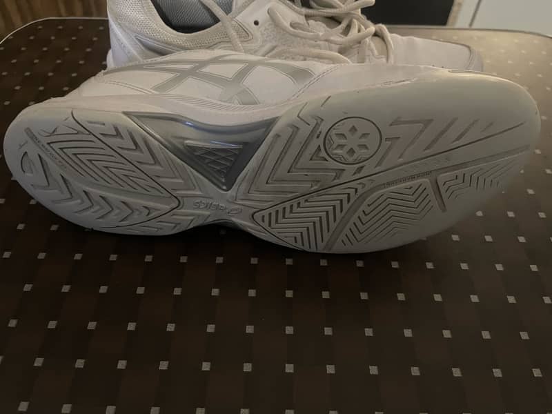 ASICS squash shoes. Brilliant condition 4