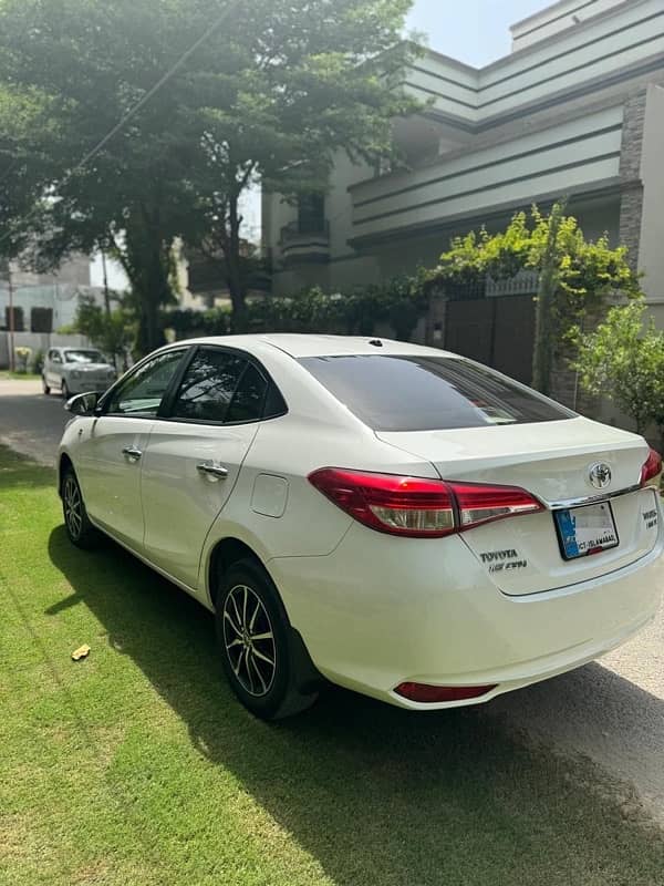 Toyota Yaris Ativ x CVT 1.5 5