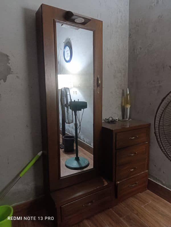really good dressing table with five drawers good condition with light 0