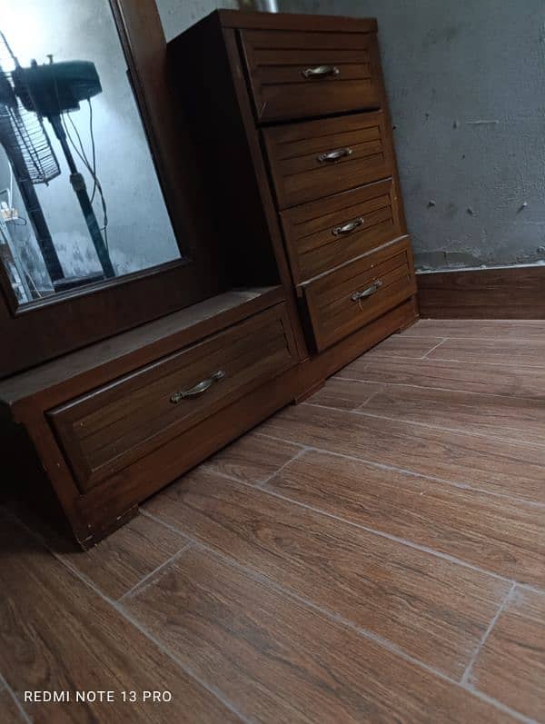 really good dressing table with five drawers good condition with light 5
