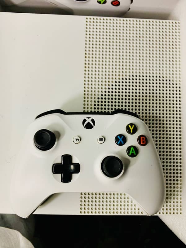 Xbox One S 1TB (Like New) 6