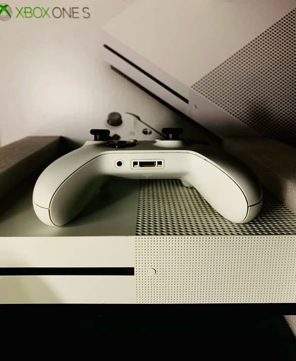 Xbox One S 1TB (Like New) 8