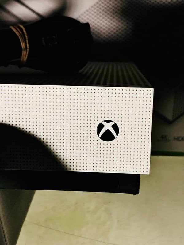 Xbox One S 1TB (Like New) 10