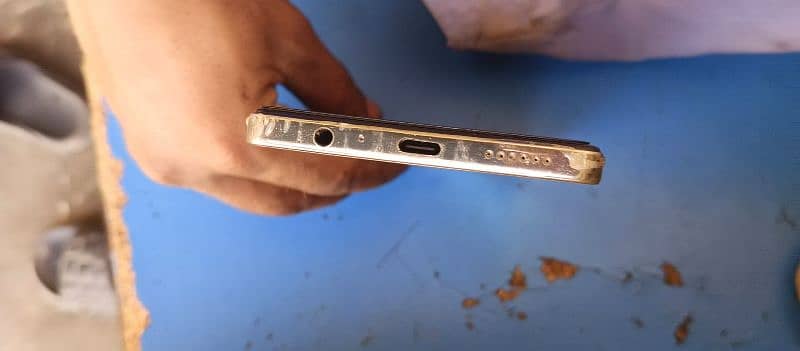 mobile full ok hai 9 month worranty hai koy masla nai hai 0