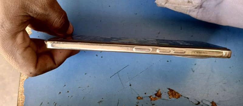 mobile full ok hai 9 month worranty hai koy masla nai hai 4