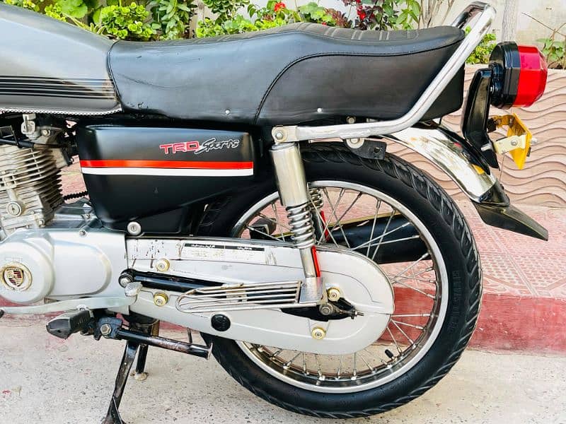 HONDA CG 125 - ISLAMABAD REG GOLDEN NUM - MODEL 2021 - ORIGINAL SAMAAN 13