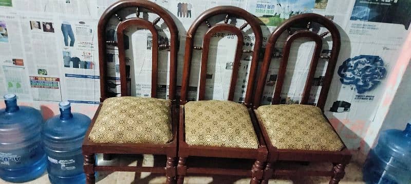 dining table 5 chairs hain 3
