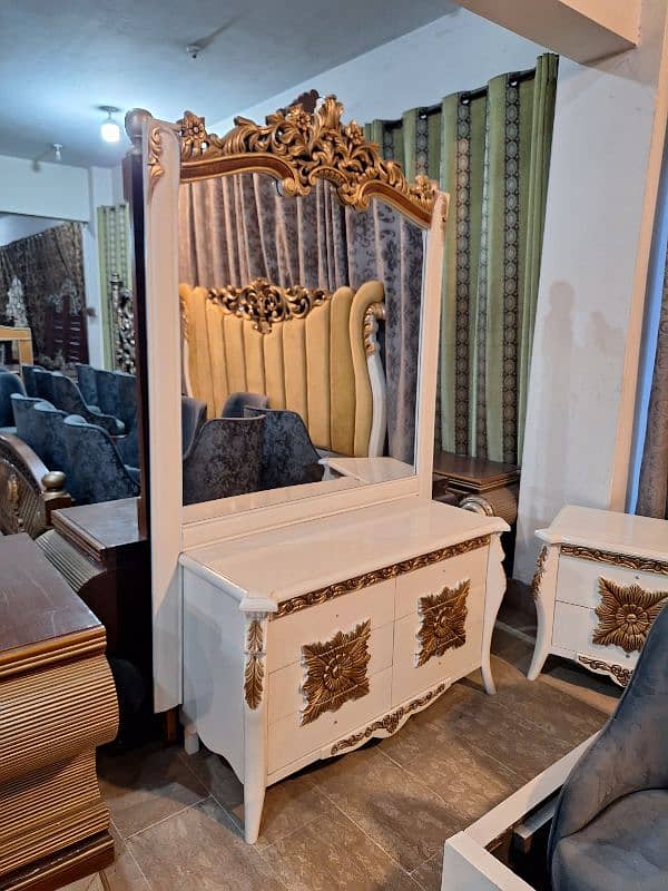 bed with side table nd dressing 0
