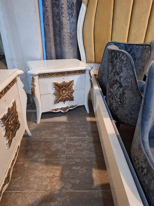 bed with side table nd dressing 1