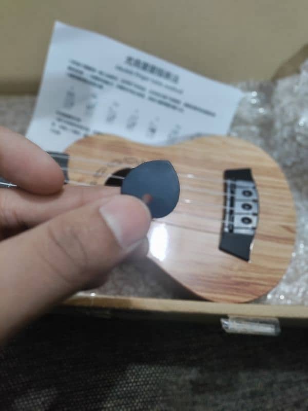 New small Ukulele with Box and pick 6