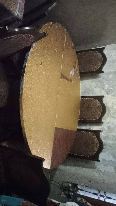 oval shape table with 6 chairs 0