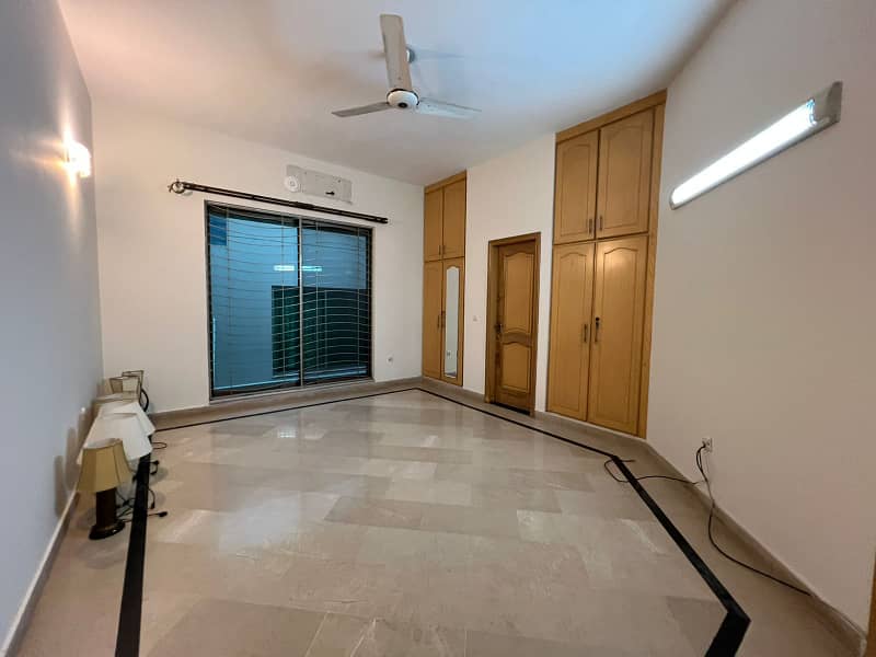 1 Kanal Upper Portion for Rent in DHA Phase 5 Near Penta Square Prime Location, Modern Living! 6