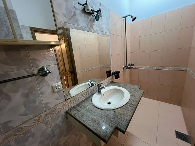 1 Kanal Upper Portion for Rent in DHA Phase 5 Near Penta Square Prime Location, Modern Living! 8