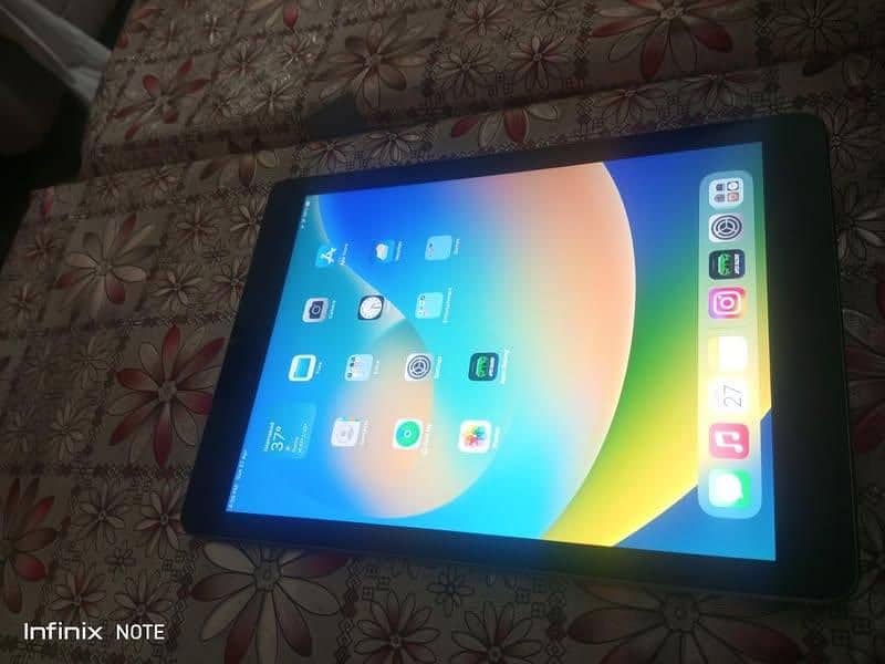 iPad 6th Generation 32GB WiFi | Excellent Condition | 2