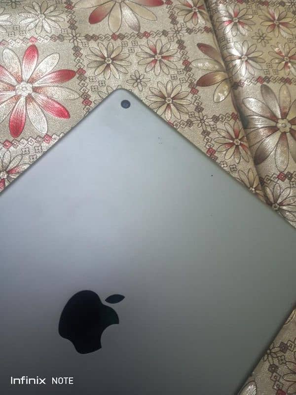iPad 6th Generation 32GB WiFi | Excellent Condition | 3