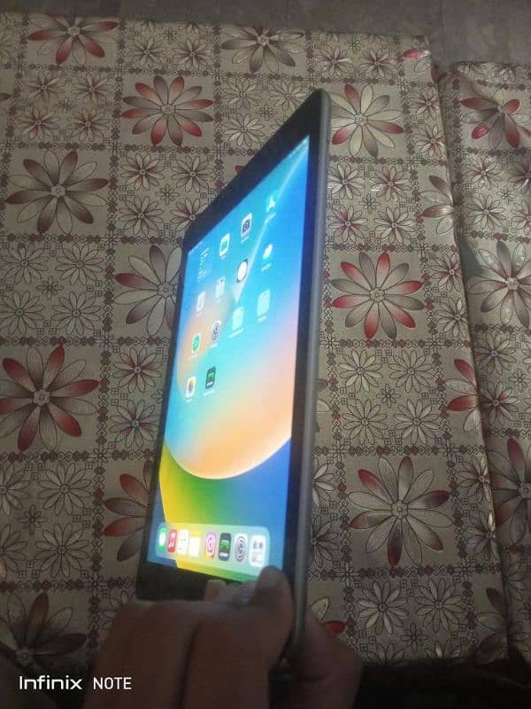 iPad 6th Generation 32GB WiFi | Excellent Condition | 4