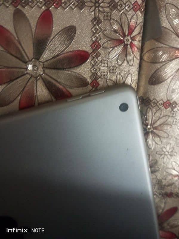 iPad 6th Generation 32GB WiFi | Excellent Condition | 8