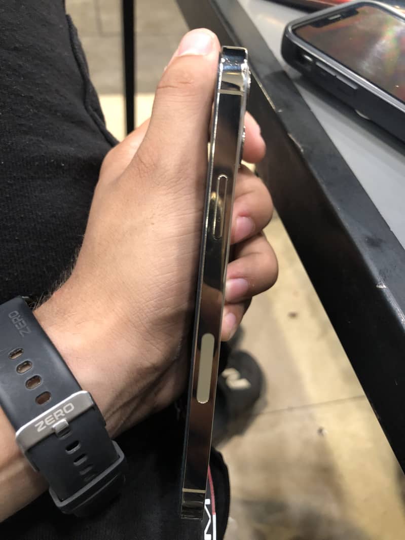 Iphone 12 pro factory unlock with box 2
