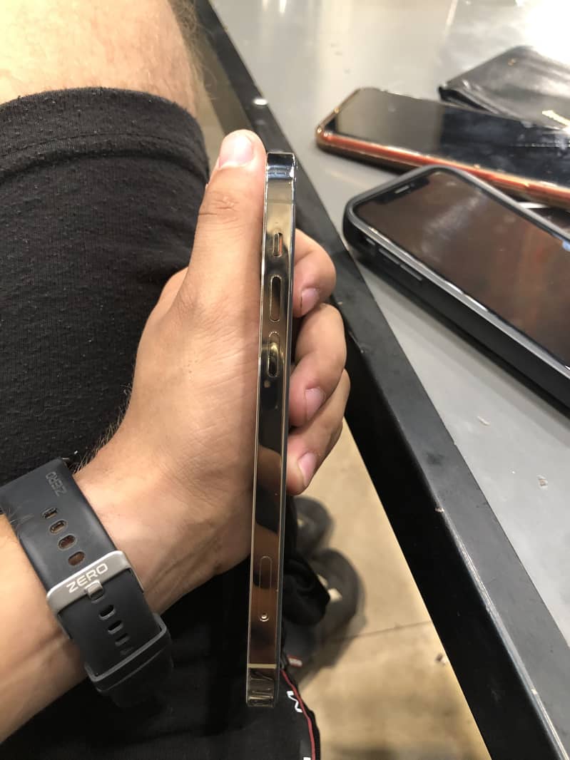 Iphone 12 pro factory unlock with box 3