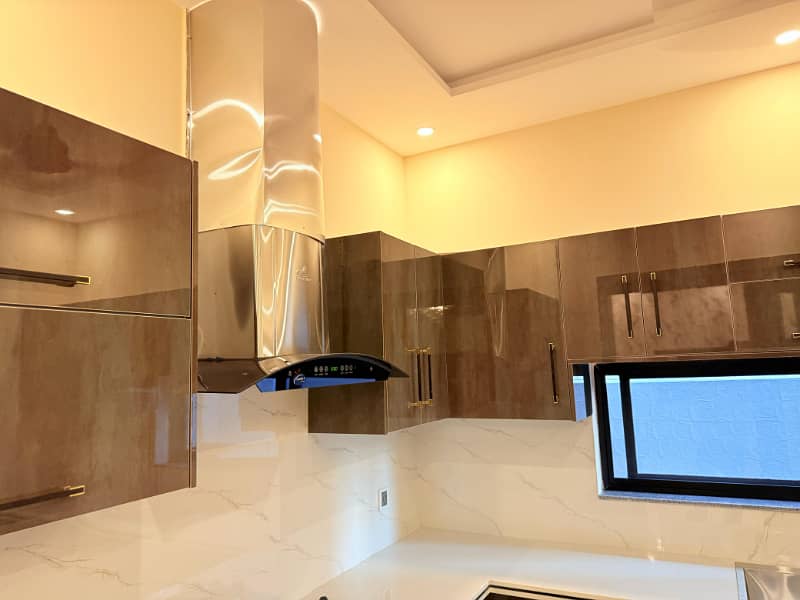 10 Marla Designer House For Sale Main Boulevard Ghaznavi Block Bahria Town Lahore 12