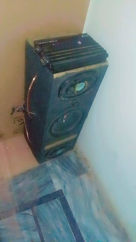 world touch amp and woofer . . . 2 spekar attach 1