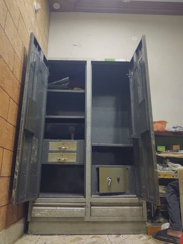 Iron Almirah for sell in good condition 6