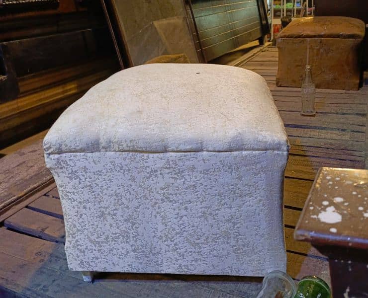Beautiful 3 stool in 3500 2