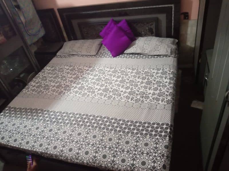 King Size Double Bed With Spiring Matteress 0