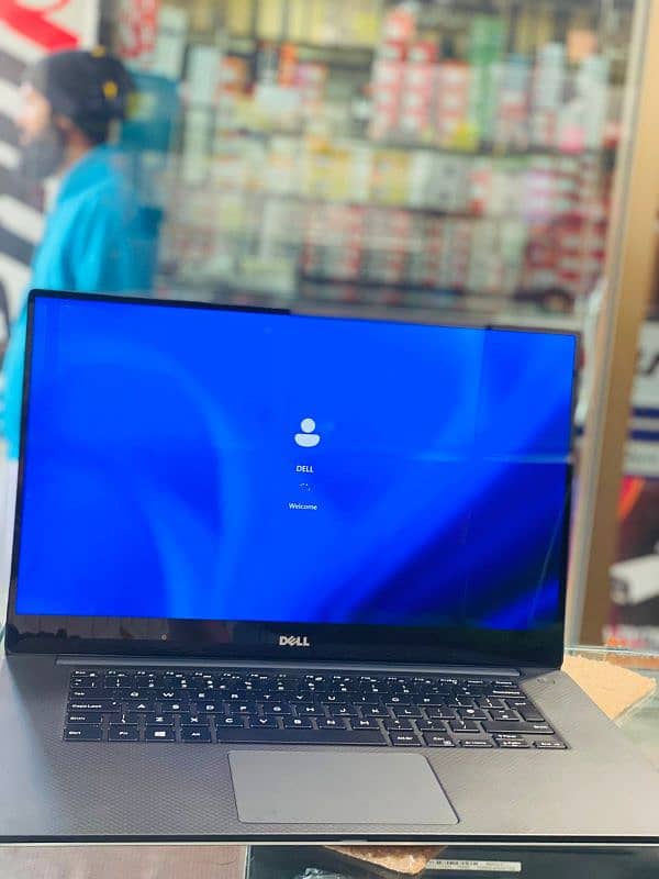 Laptop/Dell Precision 5530 i5-8th 16/256-4 GB graphics -4k panel touch 1