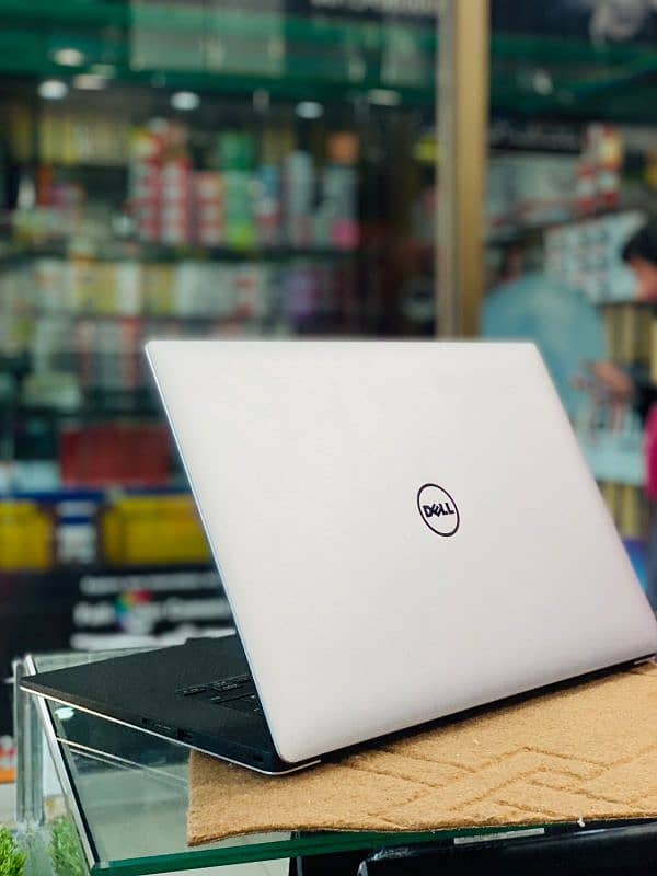 Laptop/Dell Precision 5530 i5-8th 16/256-4 GB graphics -4k panel touch 2