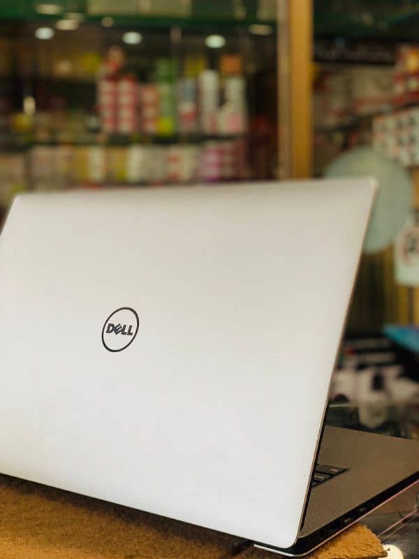 Laptop/Dell Precision 5530 i5-8th 16/256-4 GB graphics -4k panel touch 3