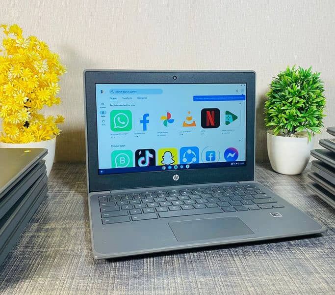 Laptop/Hp g8 Chromebook touch 4/32 GB SSD-3hours - 2029+update type c 2