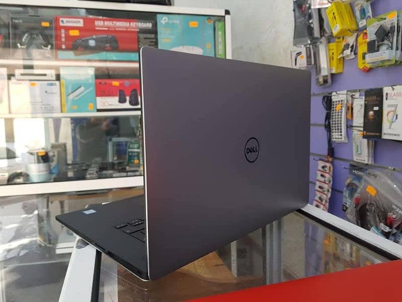 Dell Precision 5520 mobile workstation  Display: 15.6″  4k touch 1