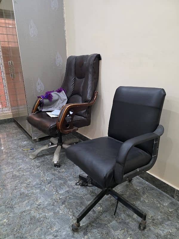 Office table with 4 leather chairs 0