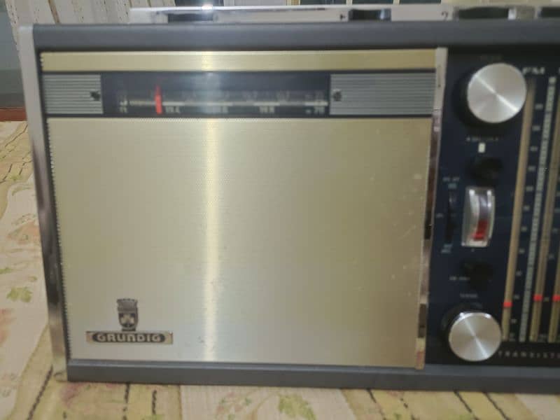 GRUNDIG SATELLIT 5000 TRANSISTOR RADIO 1