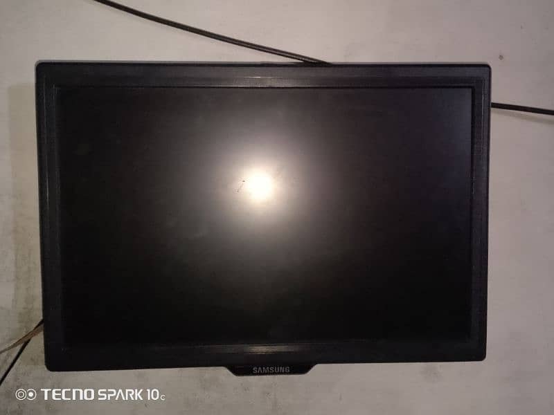 Lcd ha 24 inch ke aur gha l month used ha 1